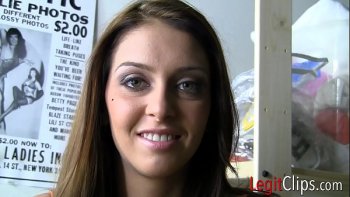 Давая трахнуть себя в очко и вагину