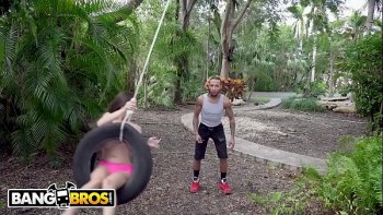 Чувак наблюдал как его девушка глотает хуй у негра