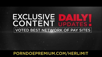 Русская девушка снимает себя трусы и ложится на спину