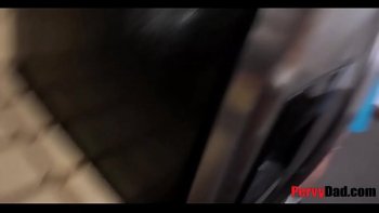 Глубоко насаживает тугую глотку подружки дочери