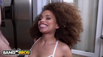 Кучерявая шатенка сосет крепкий болт дружка