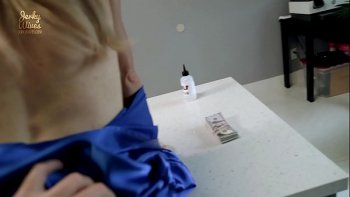 Солдат в камуфляже пристал, а потом жестко отодрал девку