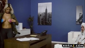 Сексуальную девушку с огромной задницей трахает раком на рабочем месте парень