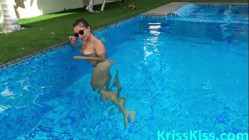 Но всё равно поцелую в общественных местах немного смущают