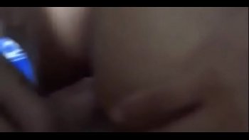 Влажный серый член распластался на белой простыне и стекает на ковер