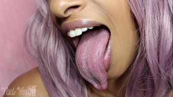 Женщина за пятьдесят умело ласкает анальный пенис губами и языком