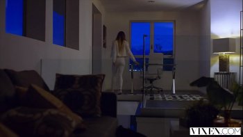 Начинает ехать