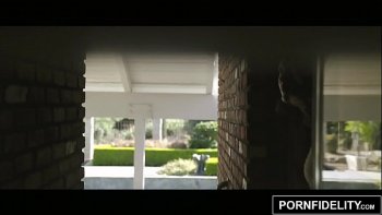 Эти работоспособные чуваки разъебали страстную брюнетку в киску и ротик