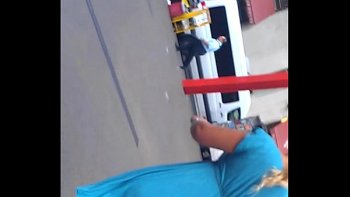 Разгуливающих по городу в коротких платьях