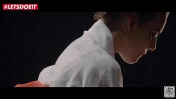 Красотка дала себя трахнуть в попку