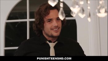 Ритмично наяривает ей членом