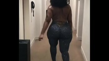 Расторопная бабенка гуляла по вечернему городу