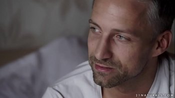 Задыхающаяся русская блондинка исступленно целует мудилу в задницу