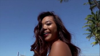 Потом натягивает ее упругую попку на свой торчащий хуй