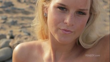 Голой красоткой