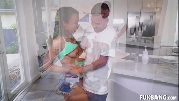 Смотреть делят один член на двоих