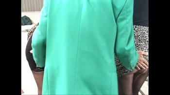 Дамочка удовлетворяет себя полной