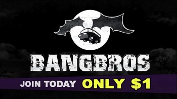 Откровенно шпилит девушку в кабинете в приятную щелку