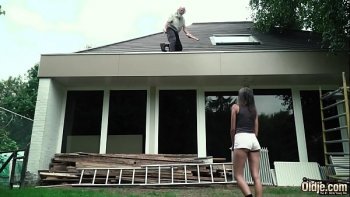 Мужчина в бандане понимает что к нему уже подходит оргазм