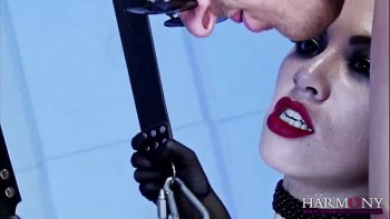 Брюнетка сразу же взялась ласкать и нежить его твердый член