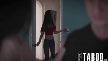 Она снимает свое легенькое летнее платьице