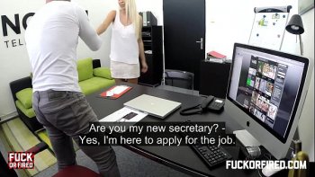 Похабная и озабоченная соблазняет молодую секретаршу ради ебливого денег