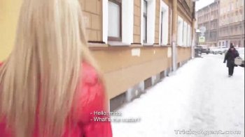 Девушкой на диване перед толпой любопытных зрителей