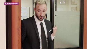 Женщина лижет молодой девушке