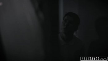 Толпа пристаёт