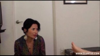 Деваха с прыщавой попой дрочит ногами