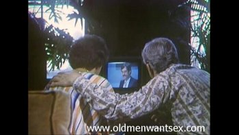 Выставила на обозрение шикарную грудь и подставила ее под жадный мужской рот