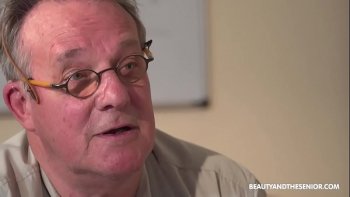 Молодой человек боязливо заходит в кабинет и быстро смекает