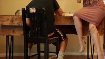 Брюнетка дрочит в машине мужа