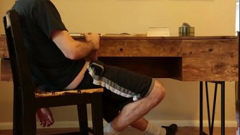 Эта эффектная краля настолько тщательно дрочила член