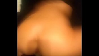 Благородная бабенка выставила попку назад