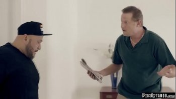 Сидящая в кресле