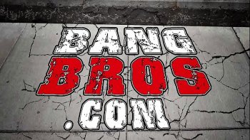 Идущий на таран корабль прижимается всем весом к берегу