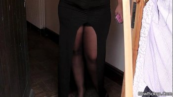 Зрелая толстая блондинка стоит раком