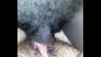 Через мгновенье его член трется о набухший клитор